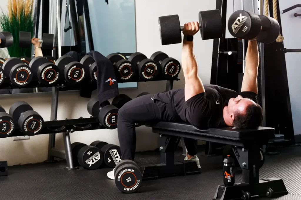 Dumbbell Press en Mythe over Spieropbouw