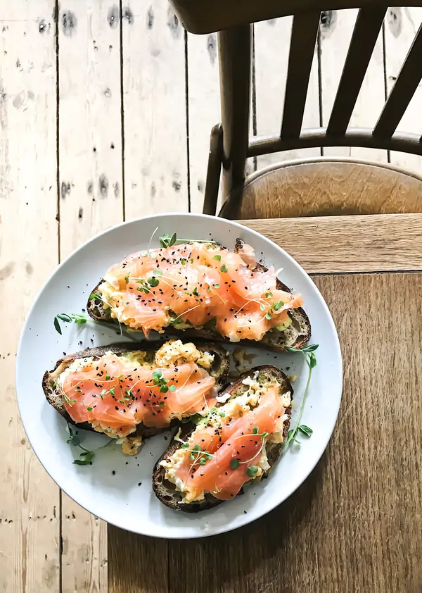 Gerookte zalm op brood met kiemen